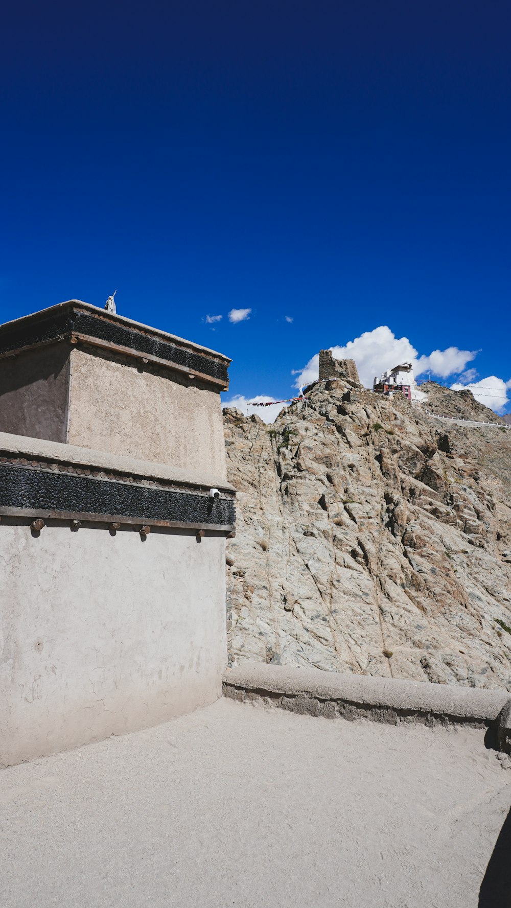 a small building sitting in the middle of a desert