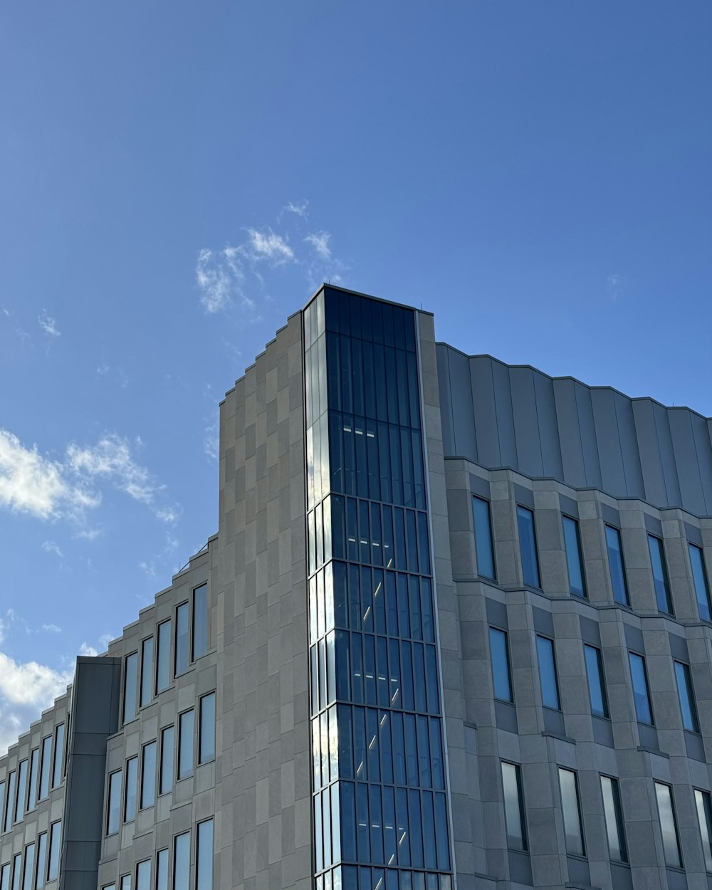 un grand bâtiment avec une horloge sur le côté