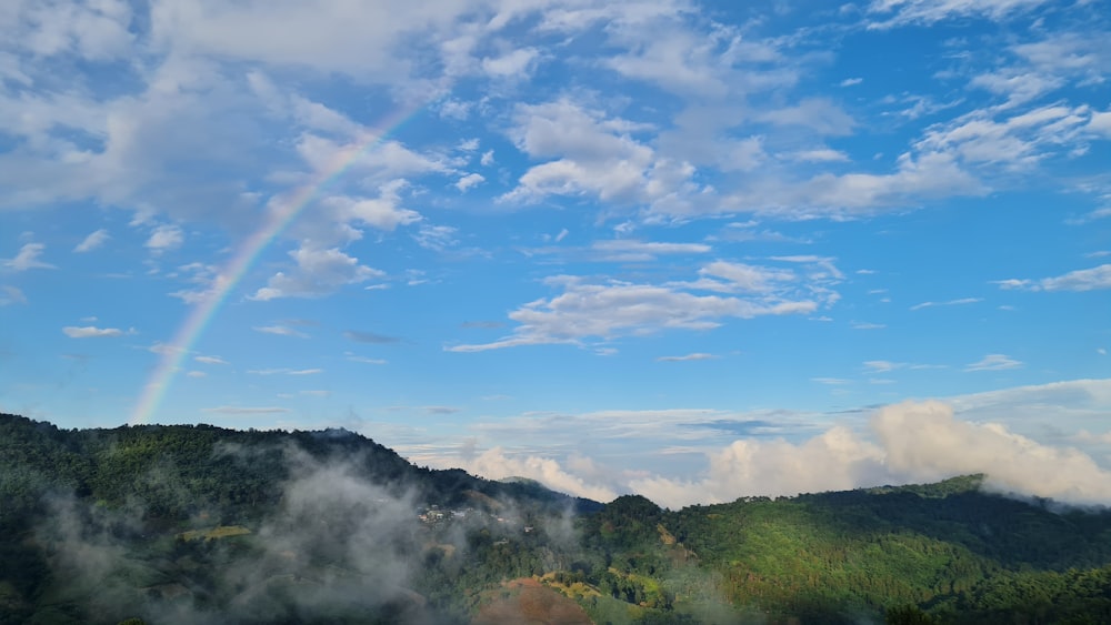 山脈の上の空に浮かぶ虹