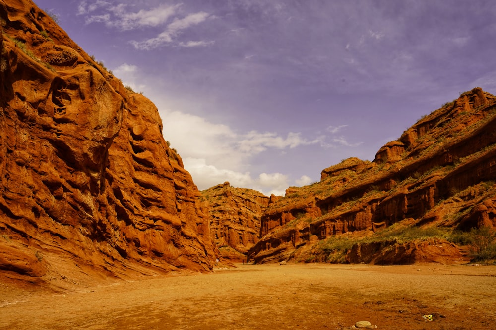 un canyon rocheux avec un chemin de terre au milieu de celui-ci