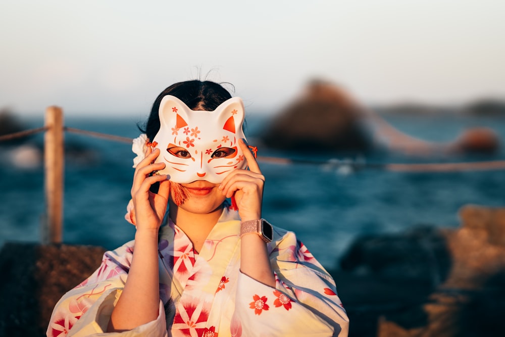 uma mulher com uma máscara de gato cobrindo o rosto