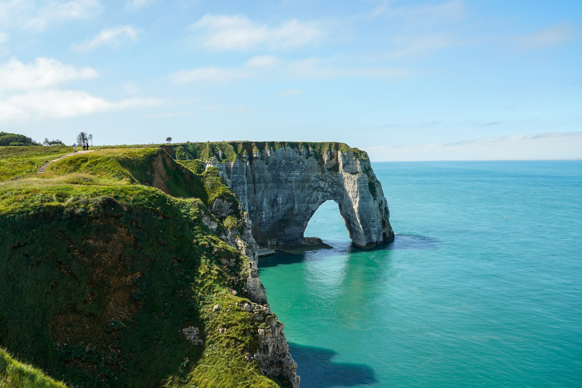 The arch and needle of &Eacute;tretat above the sea