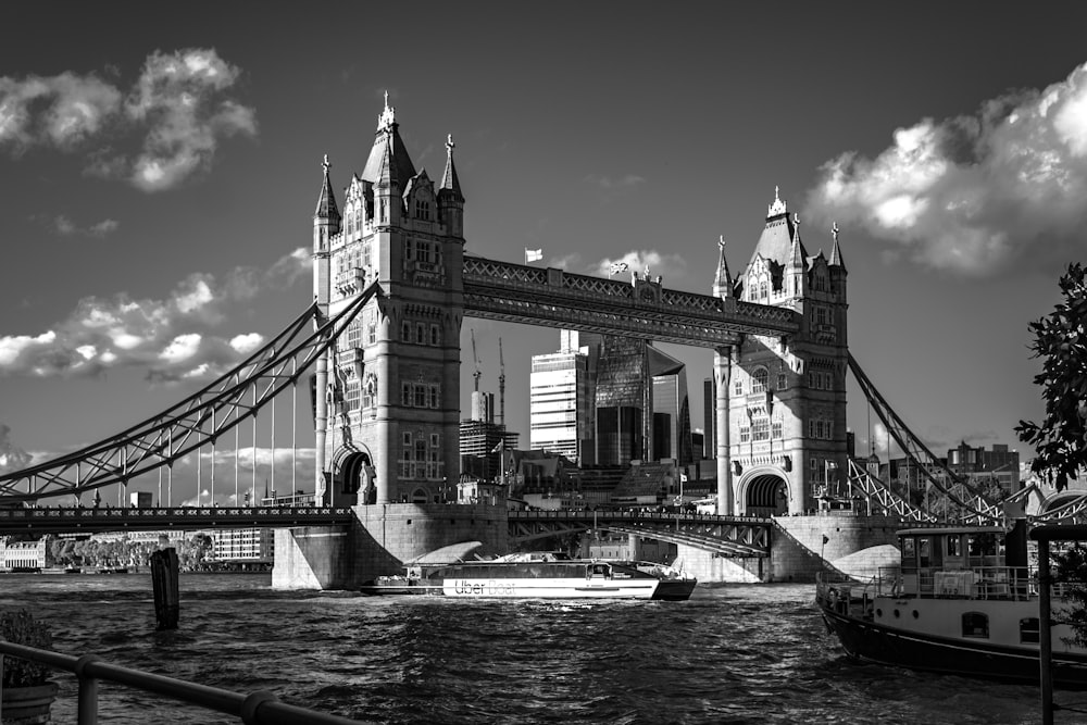 Una foto en blanco y negro del Tower Bridge