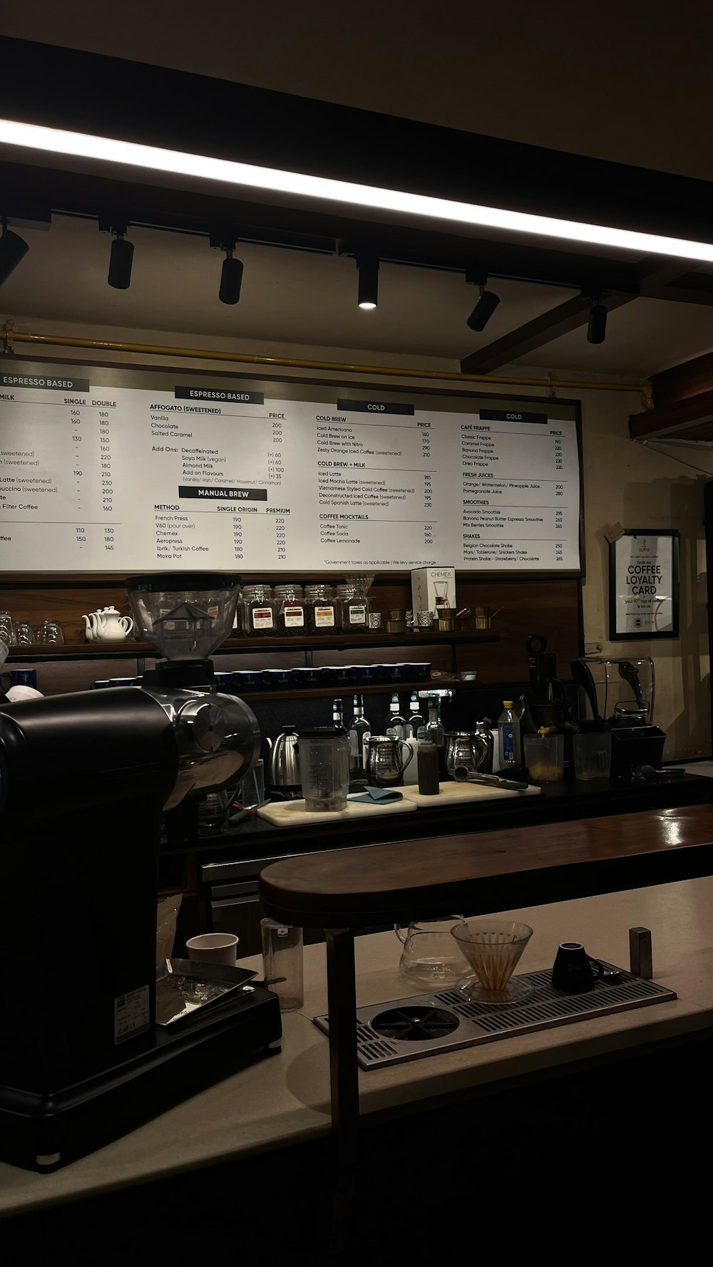 un café avec un menu accroché au mur