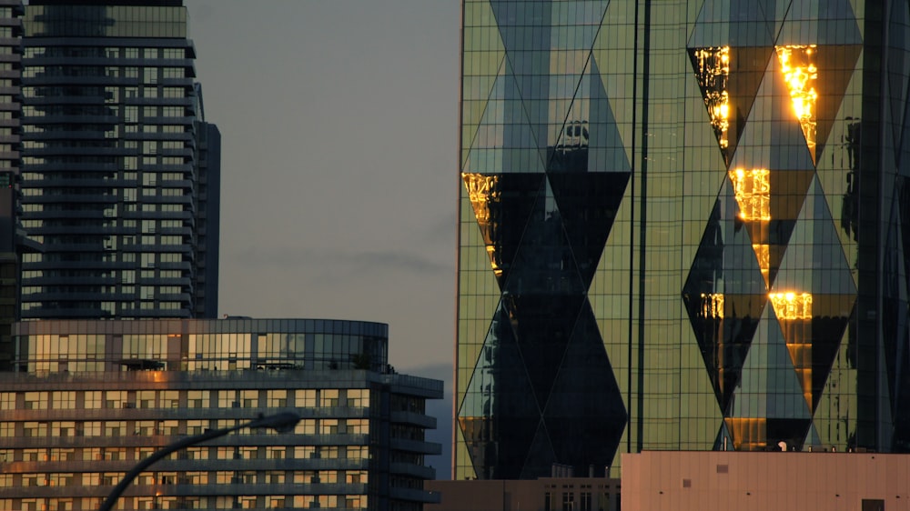 Un edificio muy alto con muchas ventanas