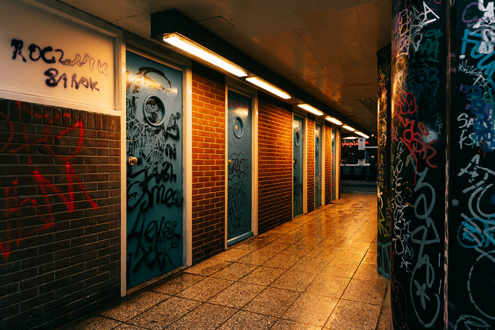 Moderne gang dekorert med et graffitibilde i urbane farger