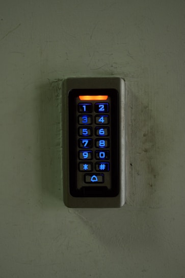 A numeric key pad mullion reader