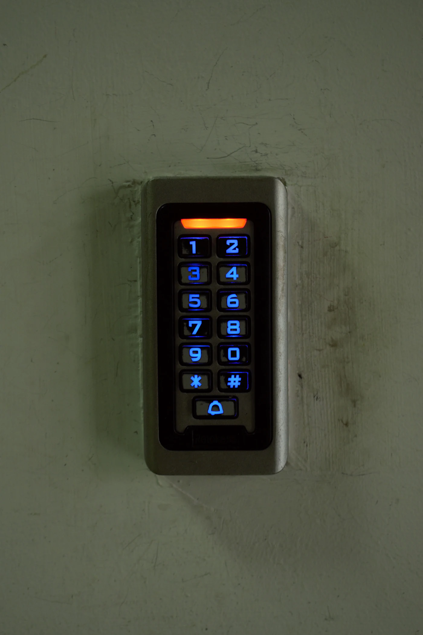 Tastatură de centrală de alarmă montată pe perete