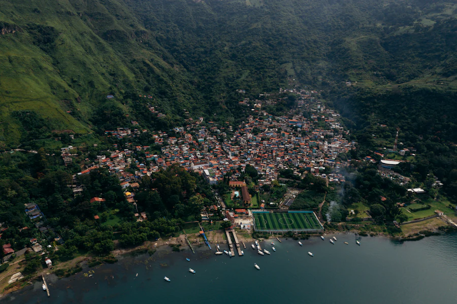 Vista aérea del pueblo junto al lago de Atitlán.