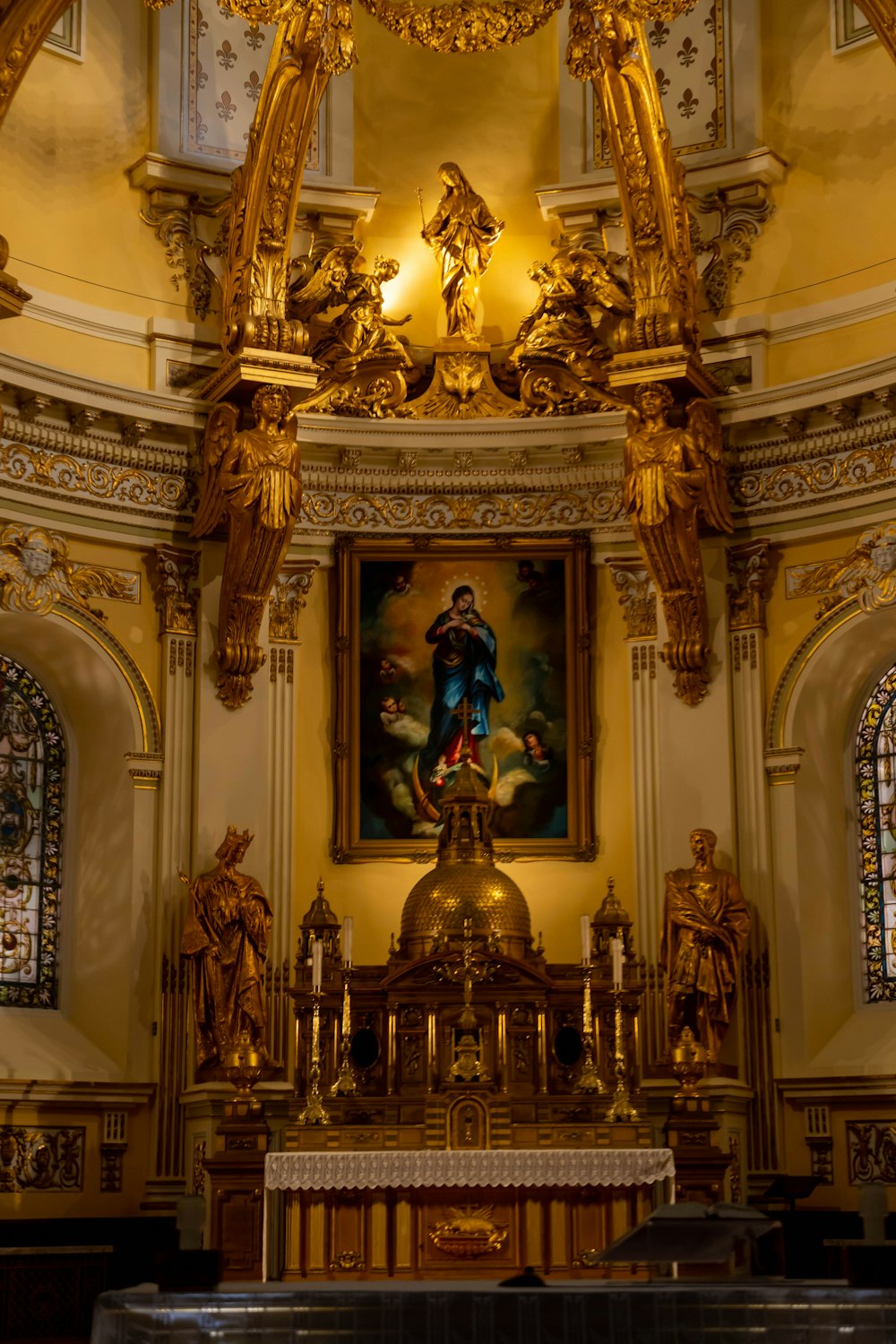 una iglesia con un cuadro en la pared