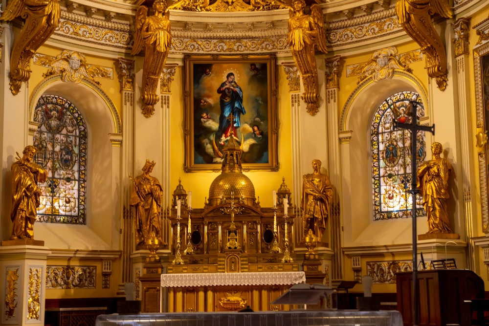 una iglesia con un cuadro en la pared