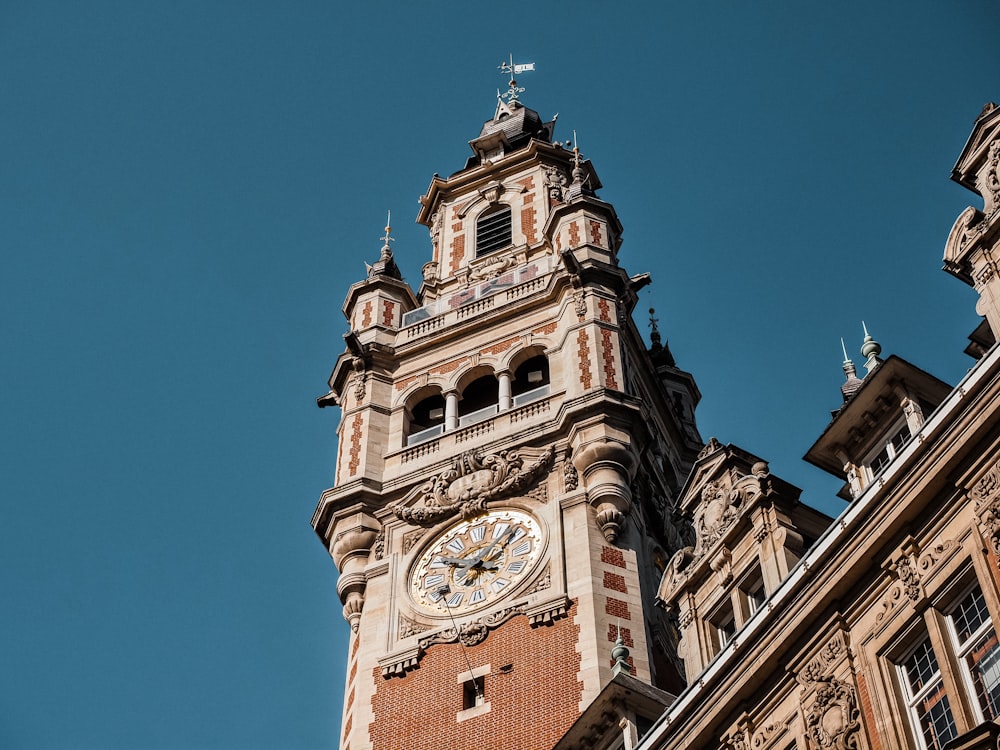 una alta torre de reloj con un reloj en cada uno de sus lados