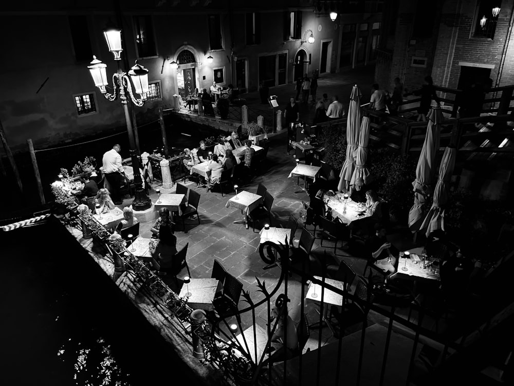 Una foto en blanco y negro de un restaurante por la noche