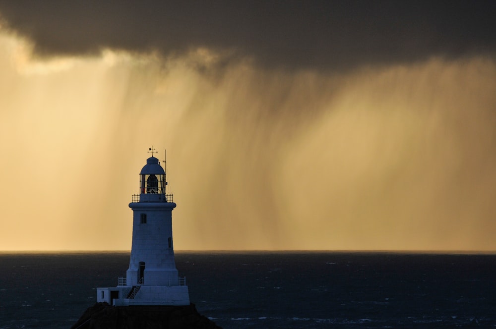 Ein Leuchtturm mitten im Ozean unter einem Sturm