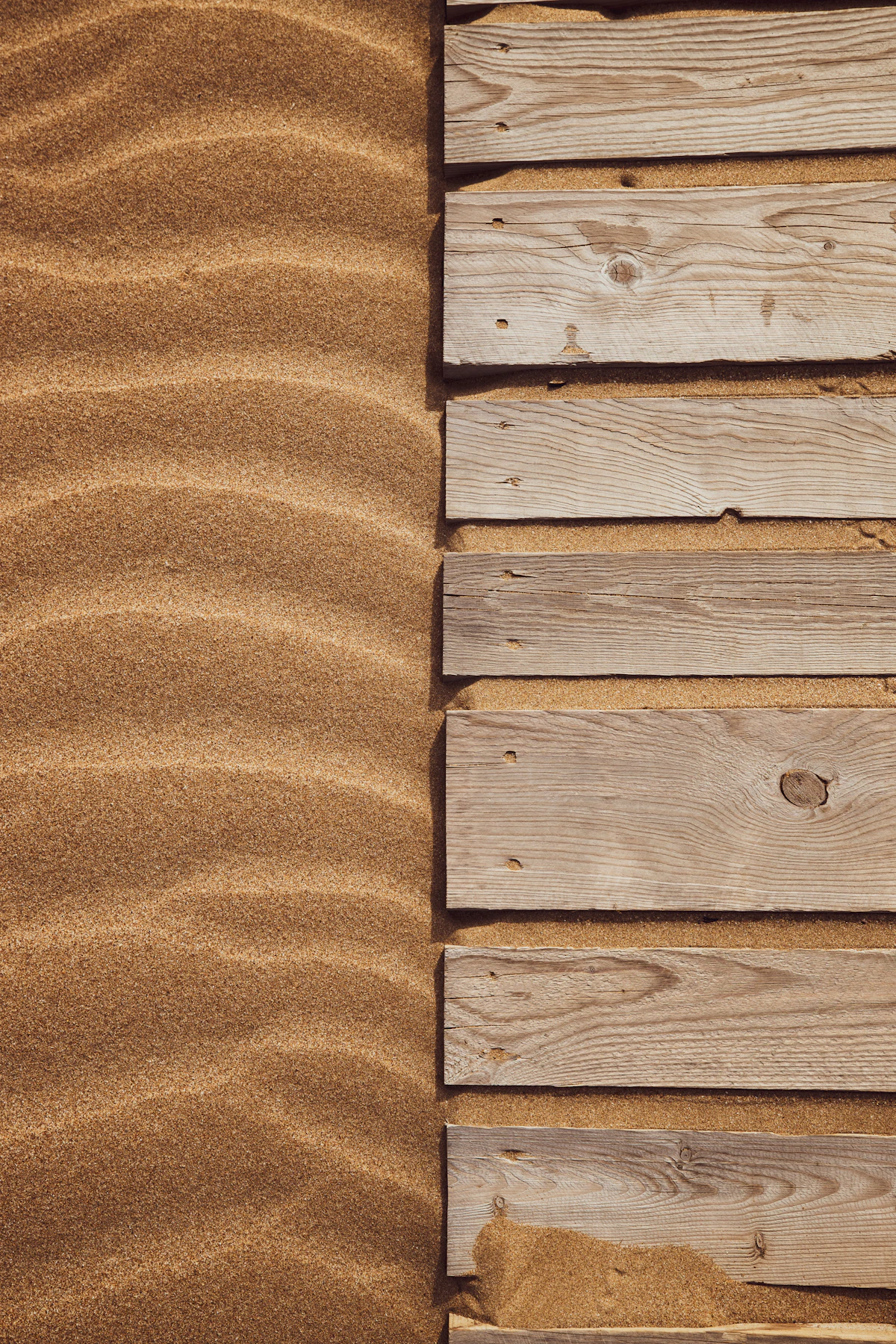 Sable et rochers dans un espace de jeu sensoriel naturel