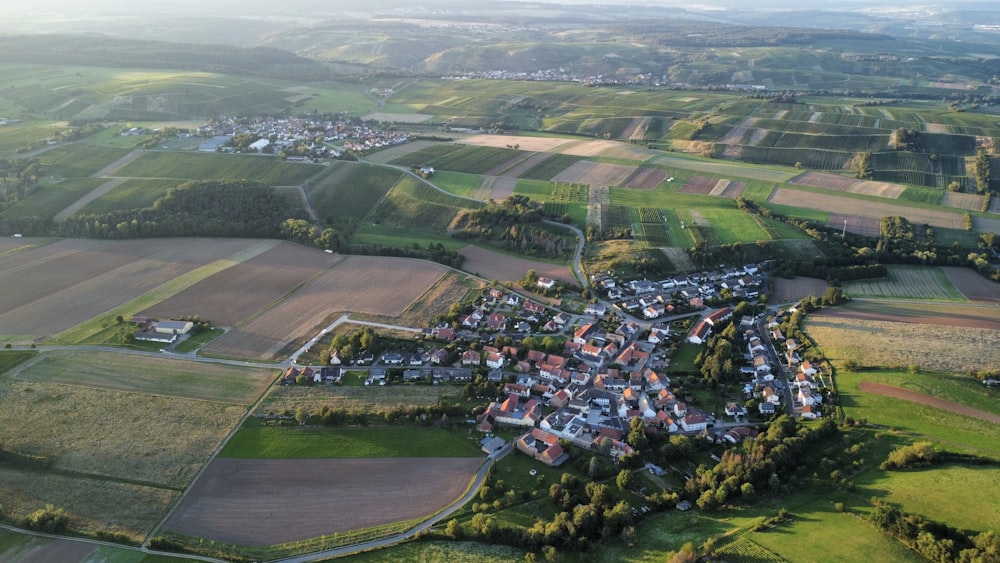 Luftaufnahme eines kleinen Dorfes, umgeben von Feldern