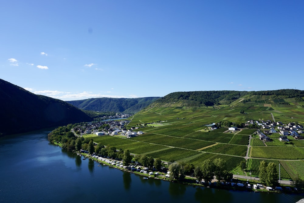 une rivière qui coule à travers une campagne verdoyante