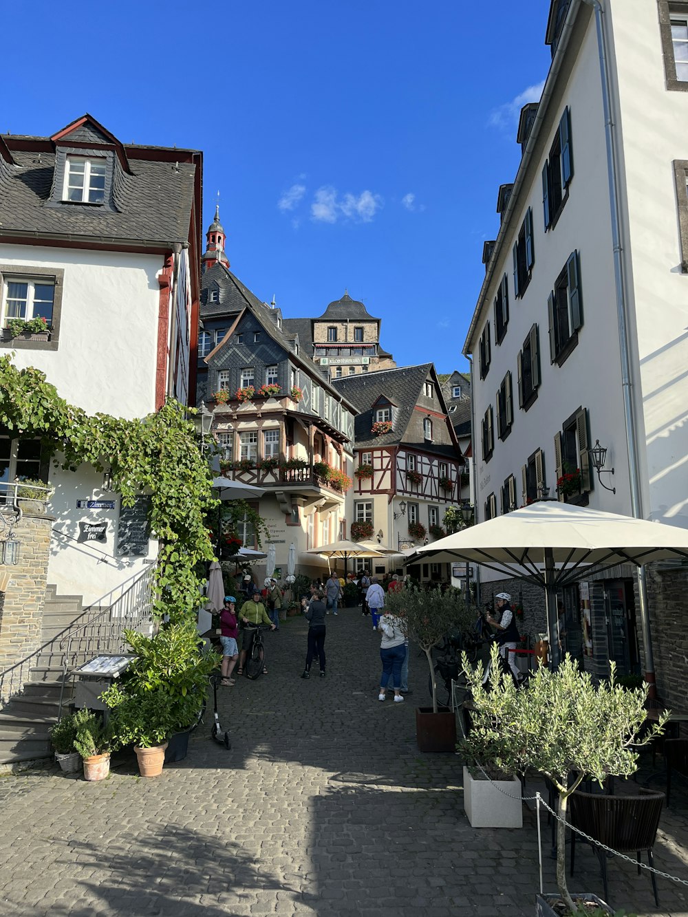 Eine Gruppe von Menschen, die eine Straße neben hohen Gebäuden entlang gehen