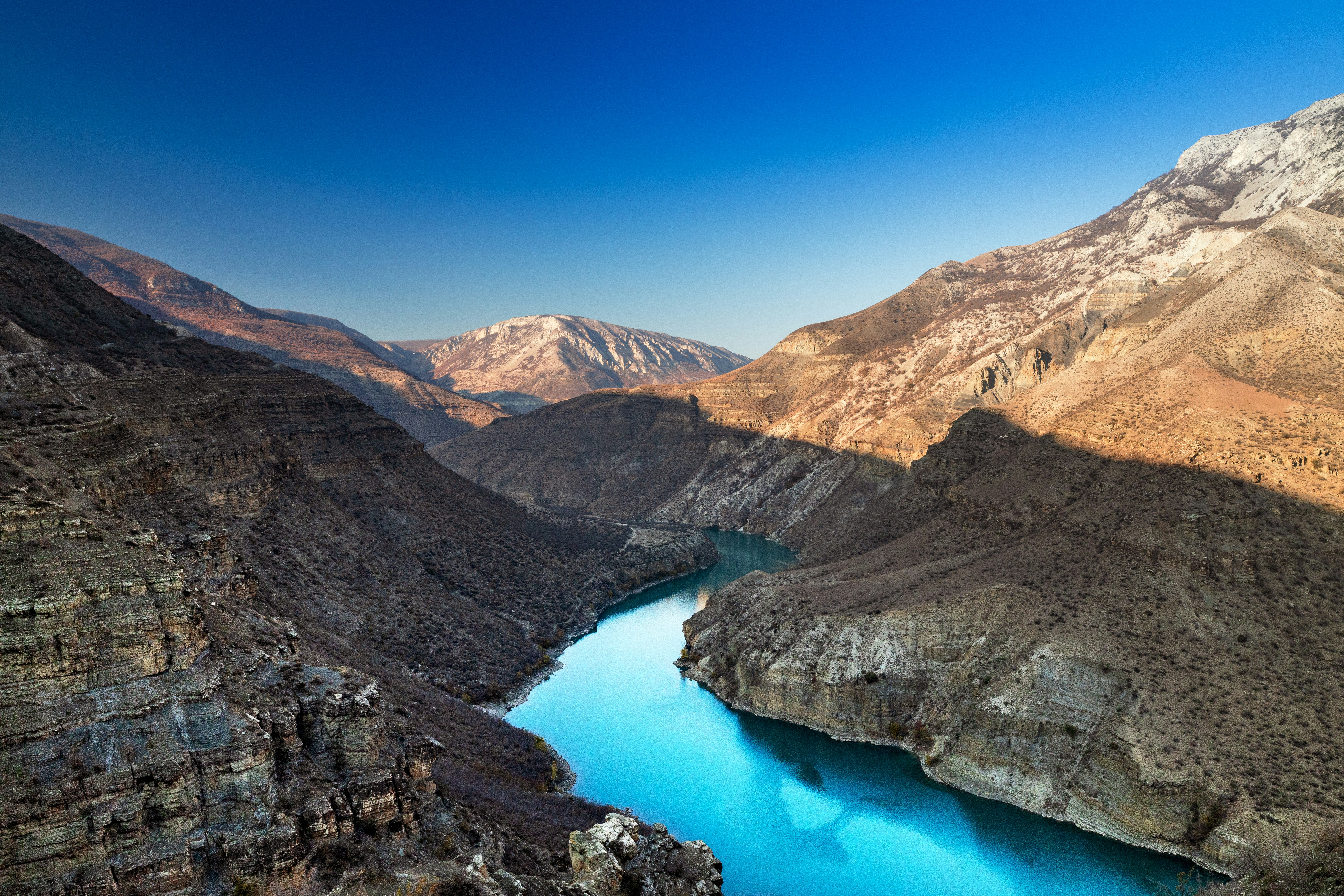 danau biru yang dikelilingi oleh pegunungan di gurun pasir