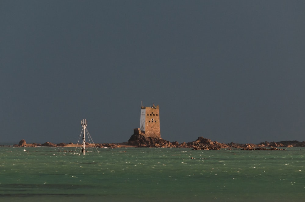 Un phare sur une petite île au milieu de l’océan
