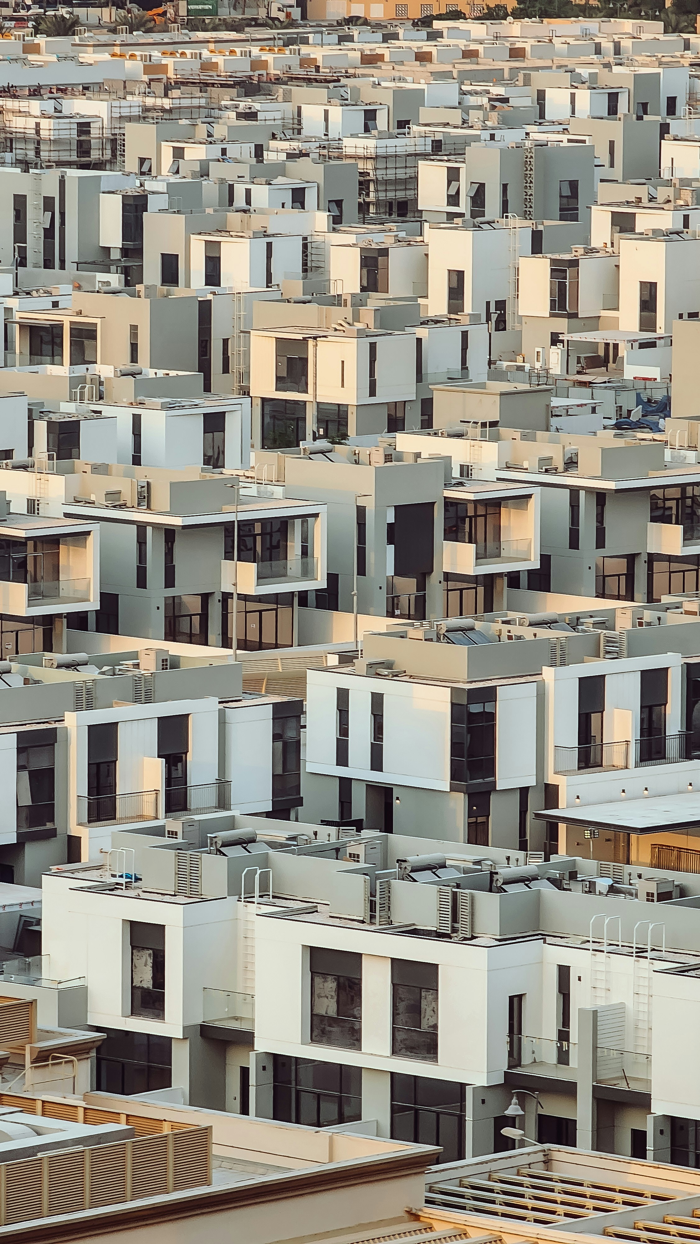 eine große Gebäudegruppe mit vielen Fenstern