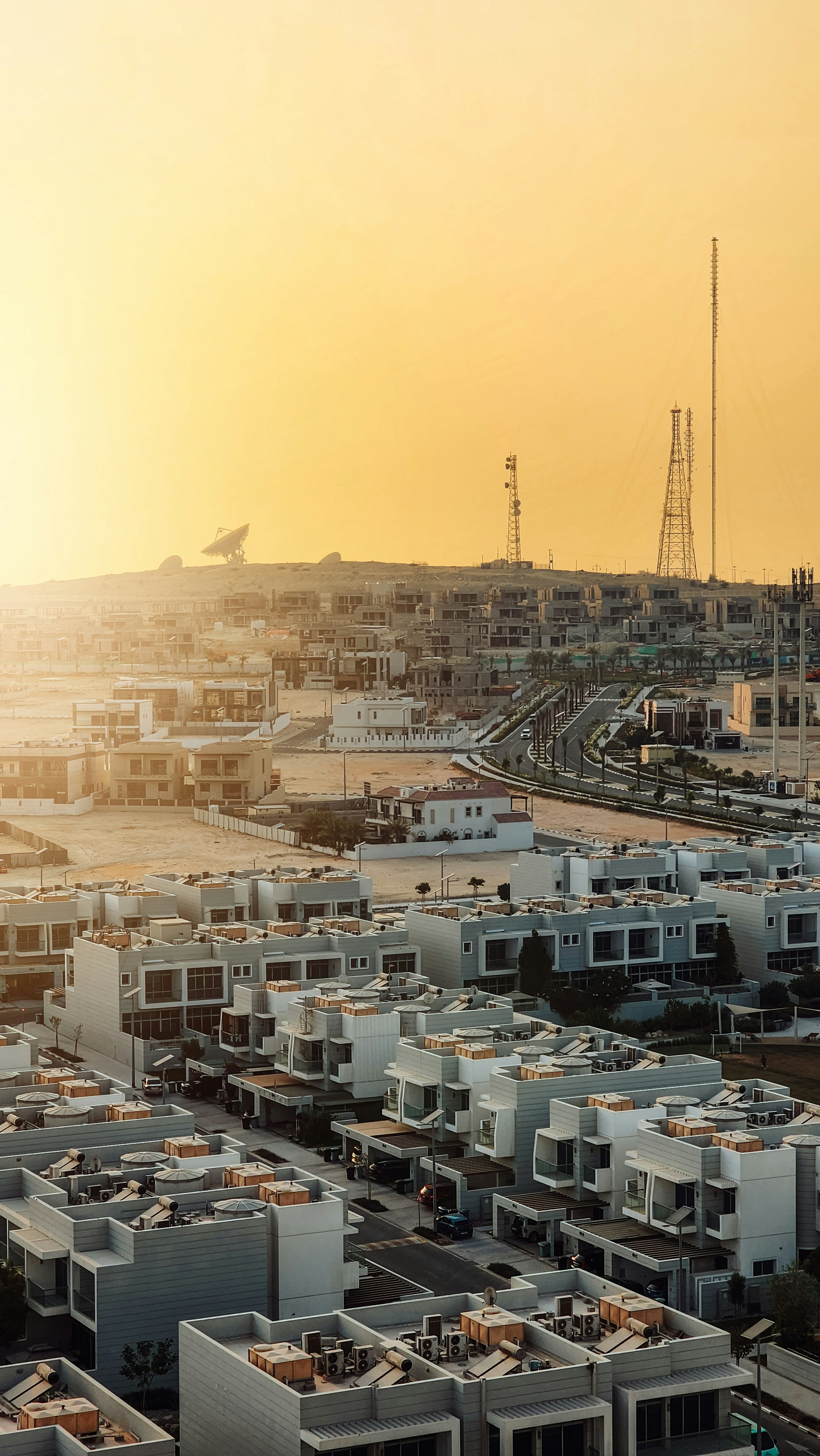 eine große Gruppe von Häusern, die nebeneinander sitzen