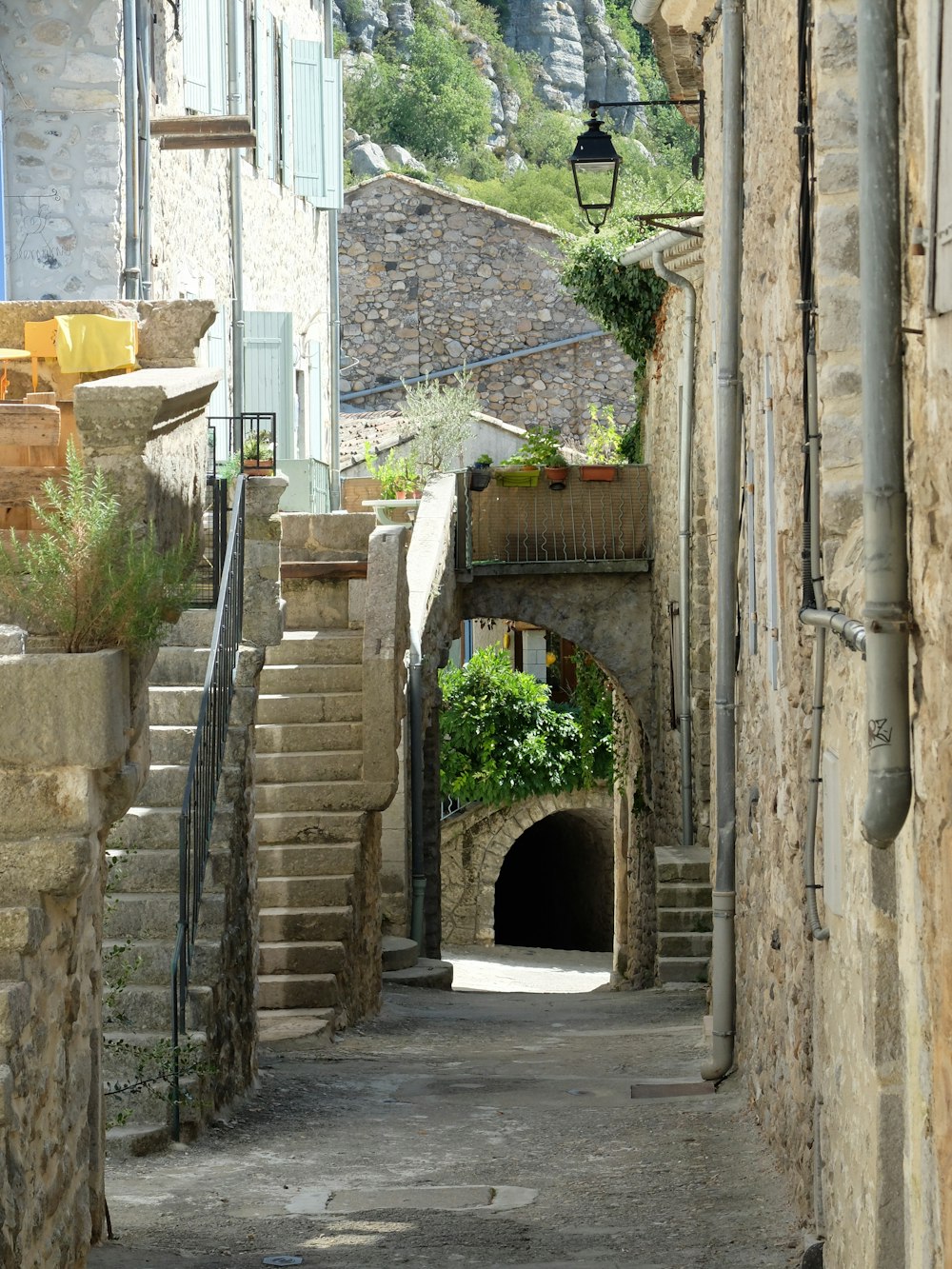 a narrow alley way with stone buildings and stairs