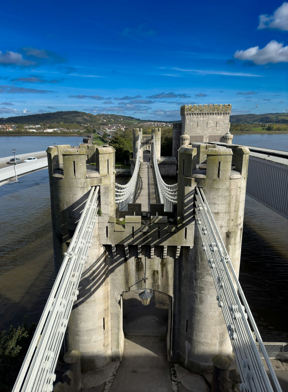 Una vista de un puente que pasa por encima de un cuerpo de agua