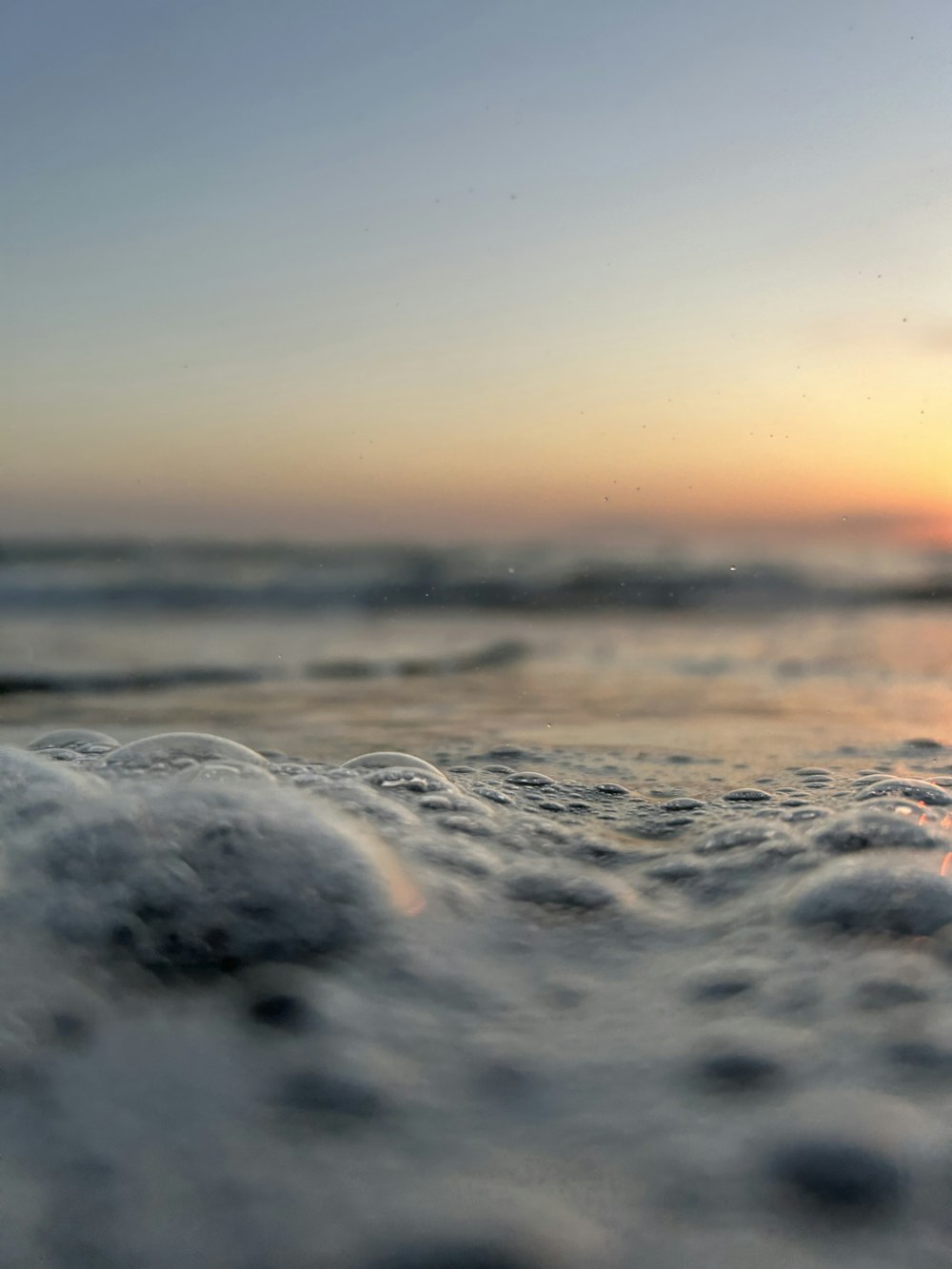 El sol se está poniendo sobre un cuerpo de agua