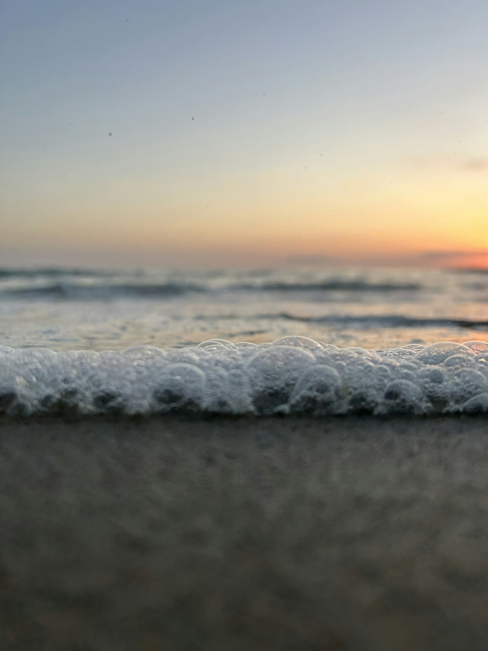 un gros plan d’une vague sur une plage