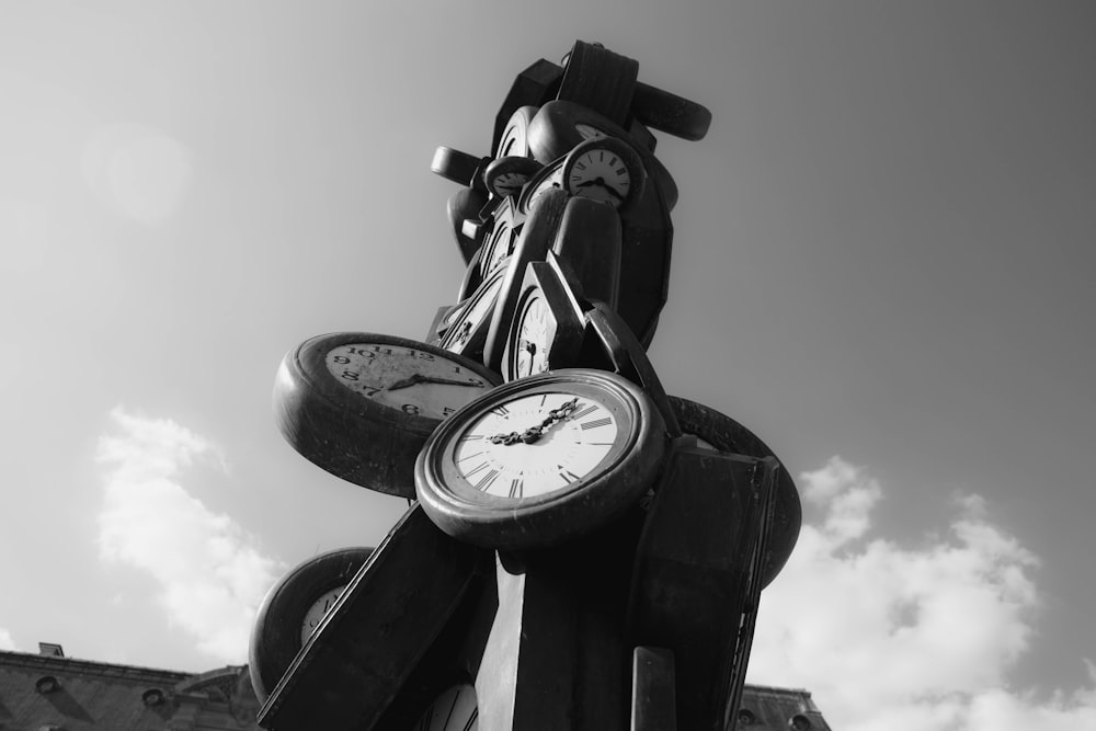 기둥에 있는 시계의 흑백 사진