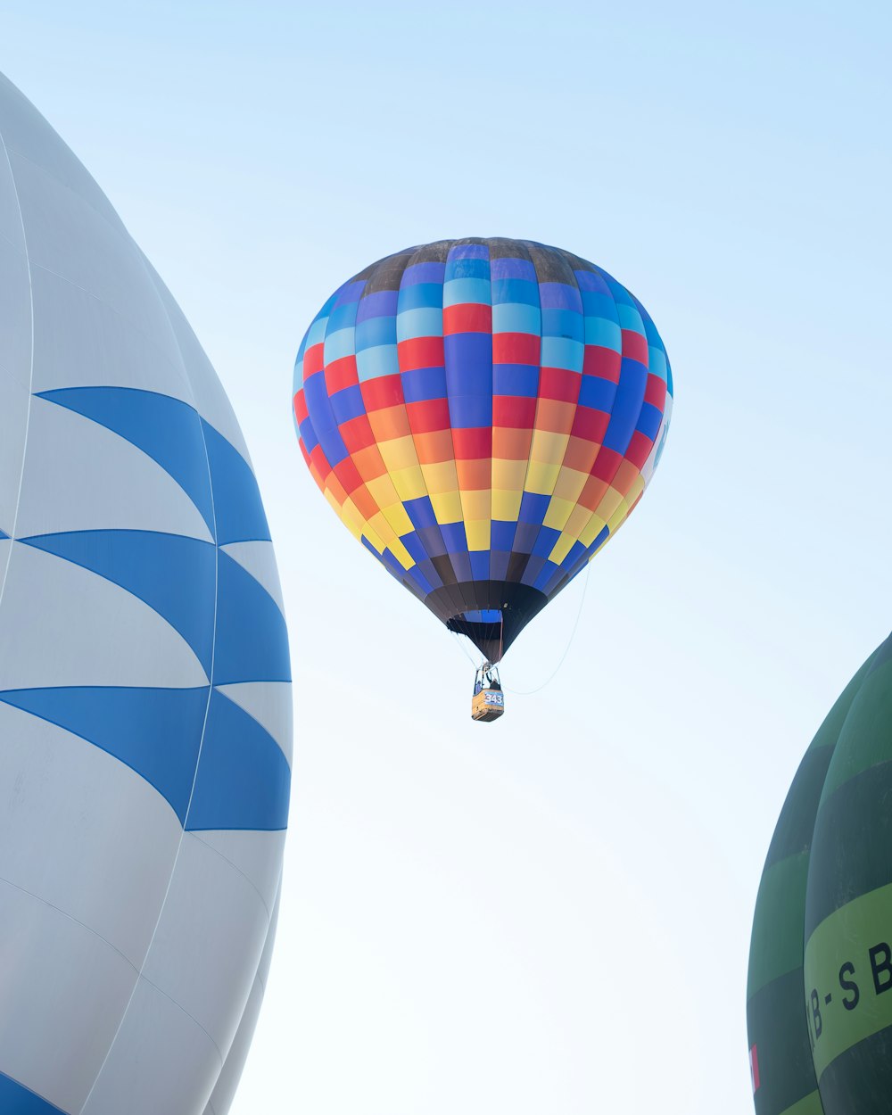 空を飛ぶ熱気球のグループ