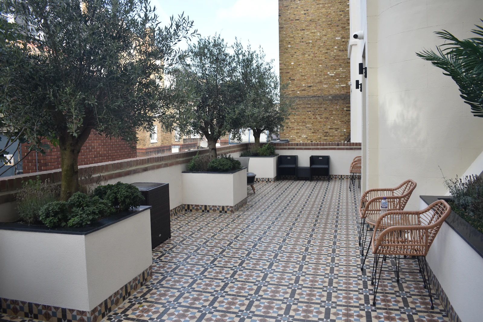 Terraza con baldosa hidráulica impermeabilizada en Jaén