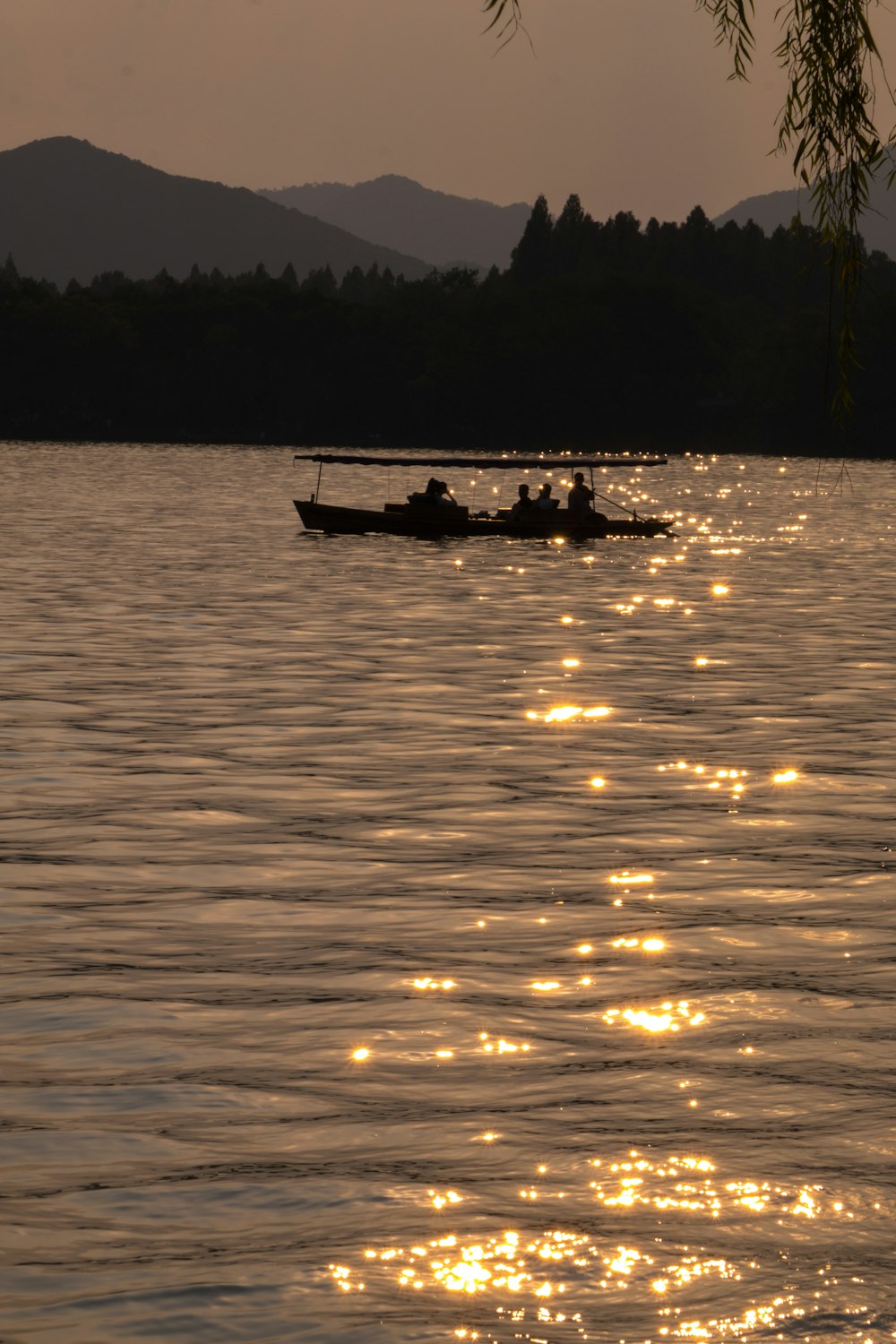 Un paio di barche galleggianti sulla cima di un lago