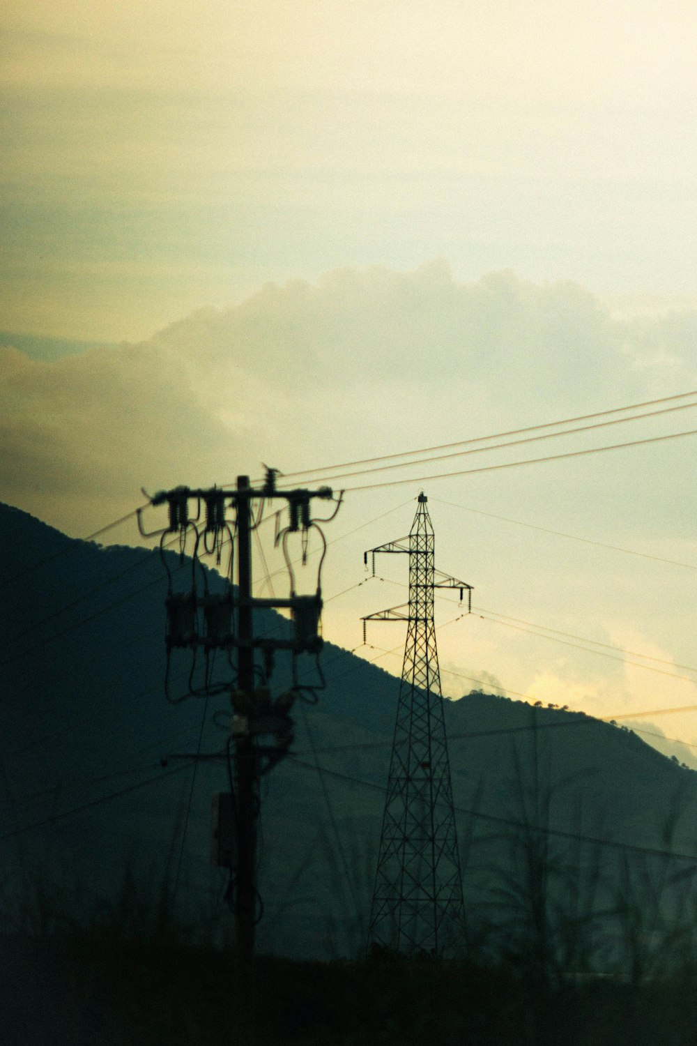 uma vista de uma montanha com linhas de energia em primeiro plano