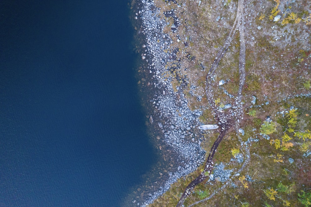 Vista aérea de un cuerpo de agua