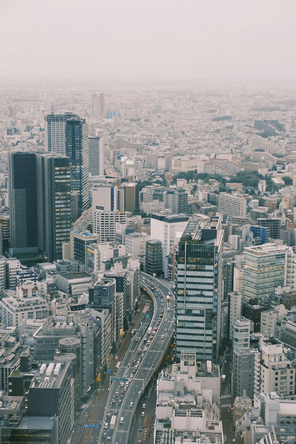 Una vista aérea de una ciudad con edificios altos