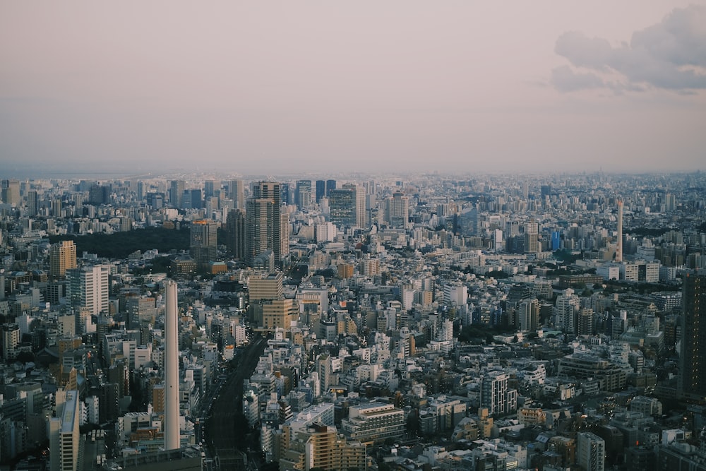 Una vista de una ciudad desde lo alto de un edificio alto