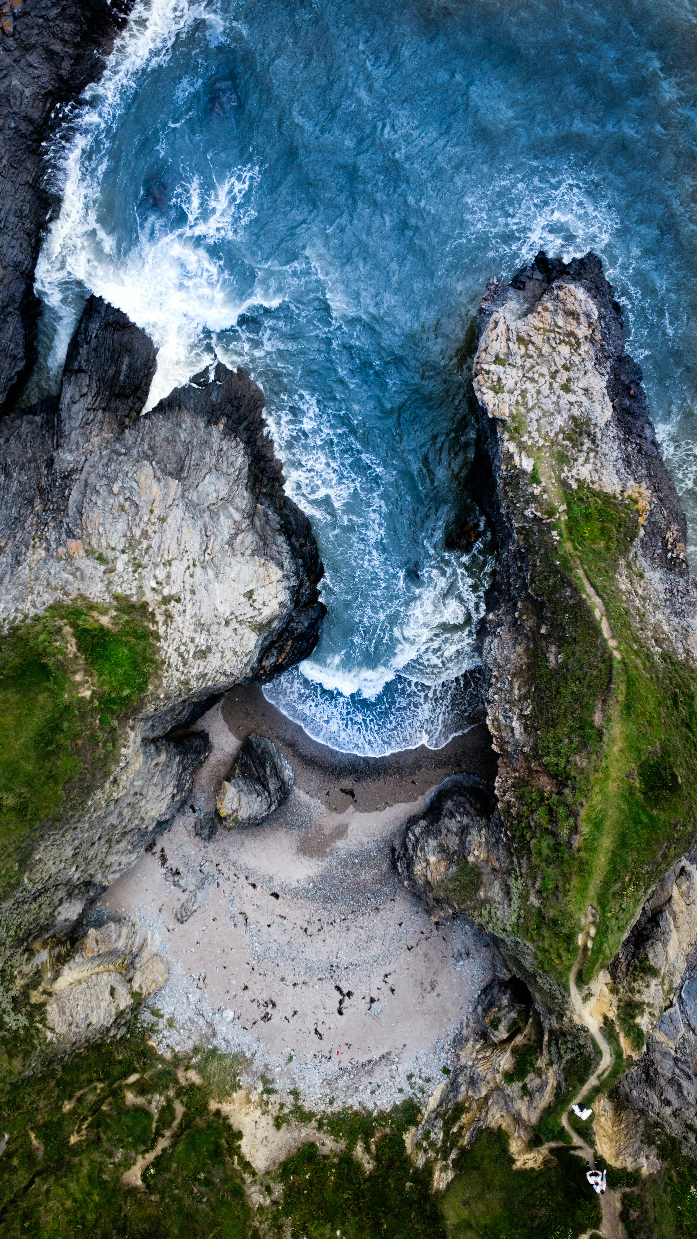 une vue à vol d’oiseau d’une plage et d’un plan d’eau
