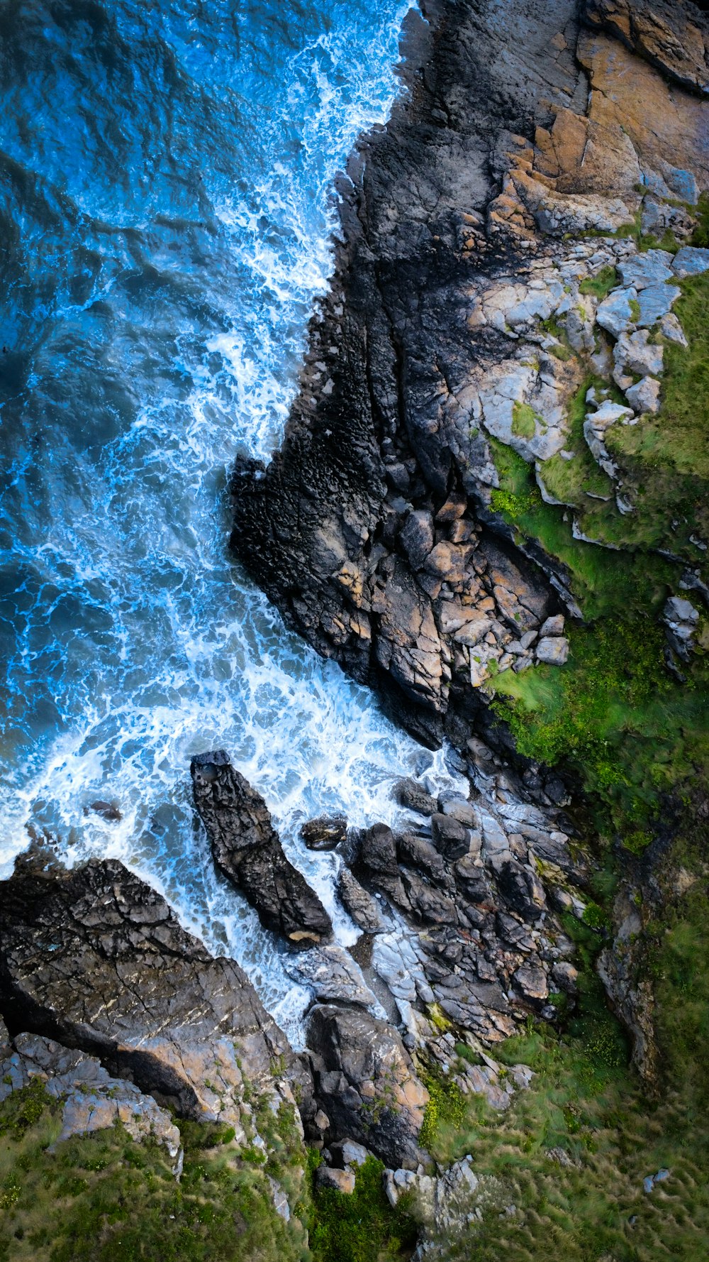 a bird's eye view of a body of water