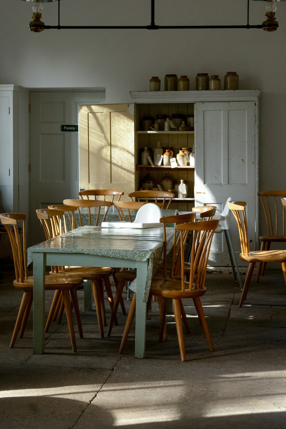 uma mesa e cadeiras em uma sala