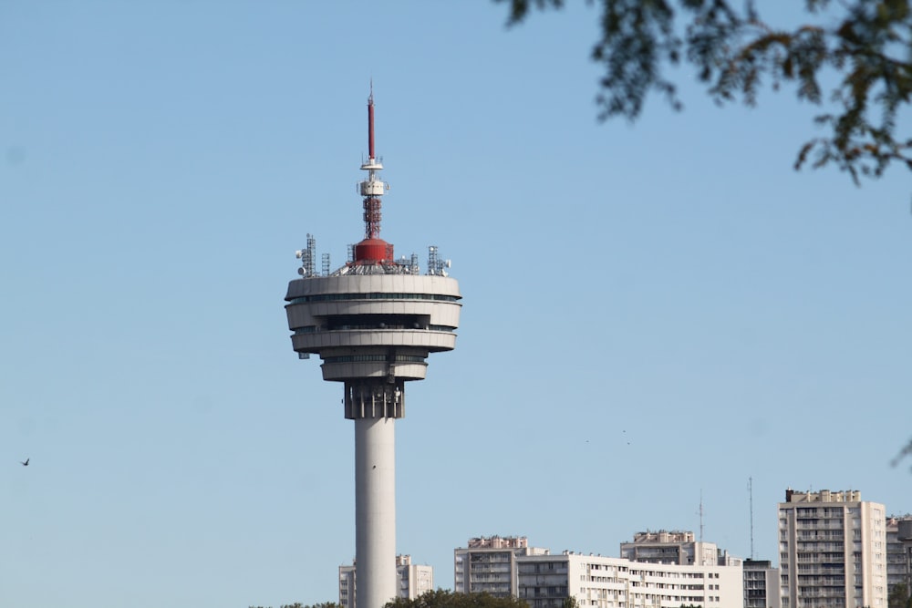 uma torre alta com um topo vermelho e branco