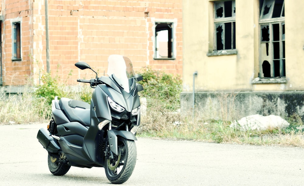 a black motorcycle parked in front of a building