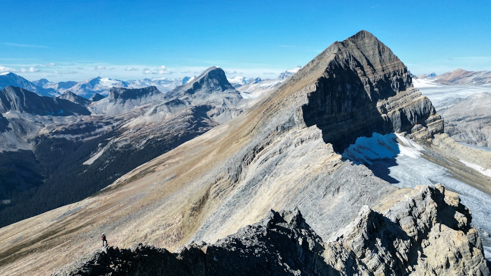 Una vista de una cadena montañosa desde la cima de una montaña