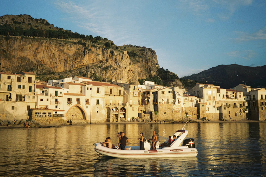 Famiglia in gommone nel Mediterraneo