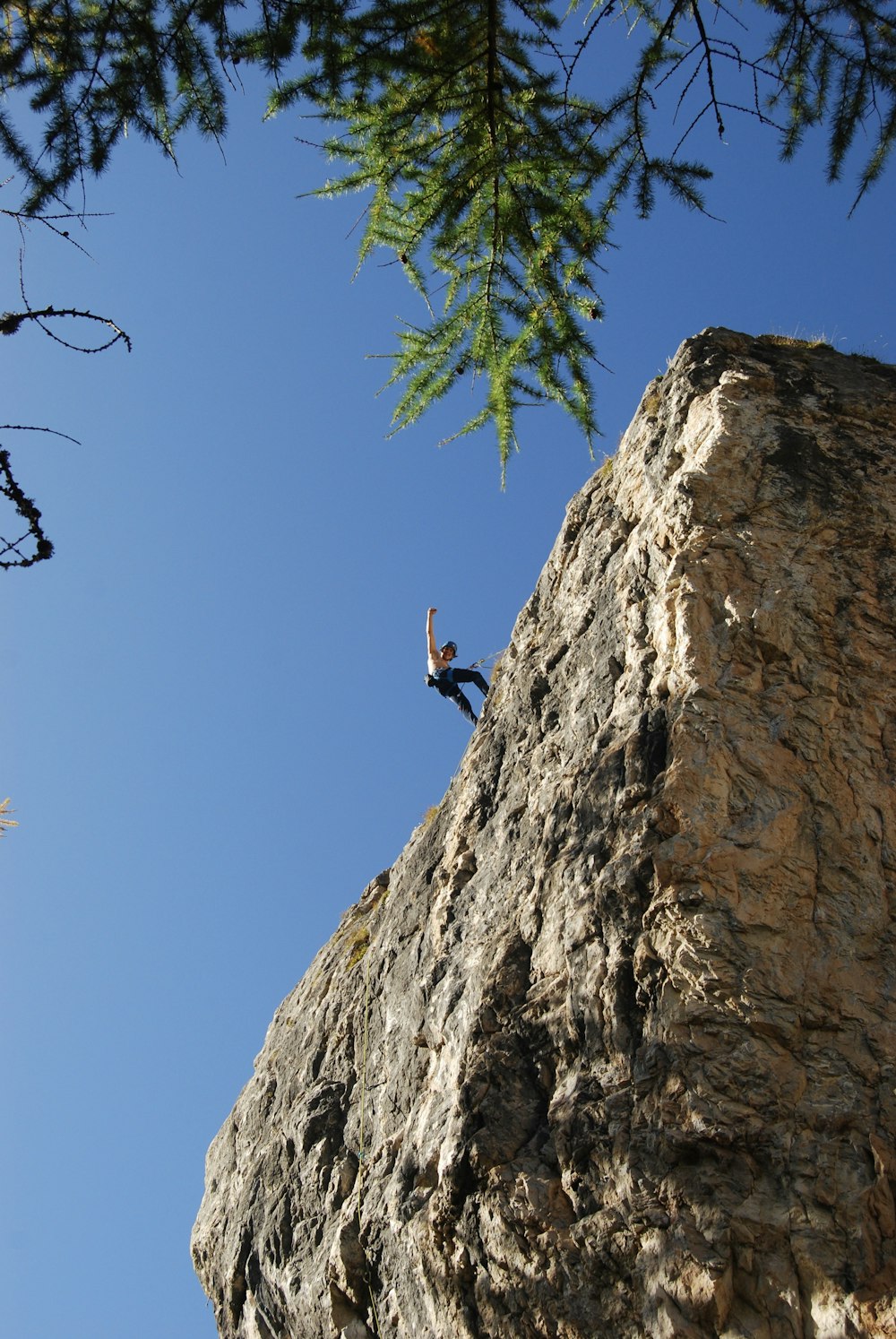 una persona de pie en la cima de una gran roca