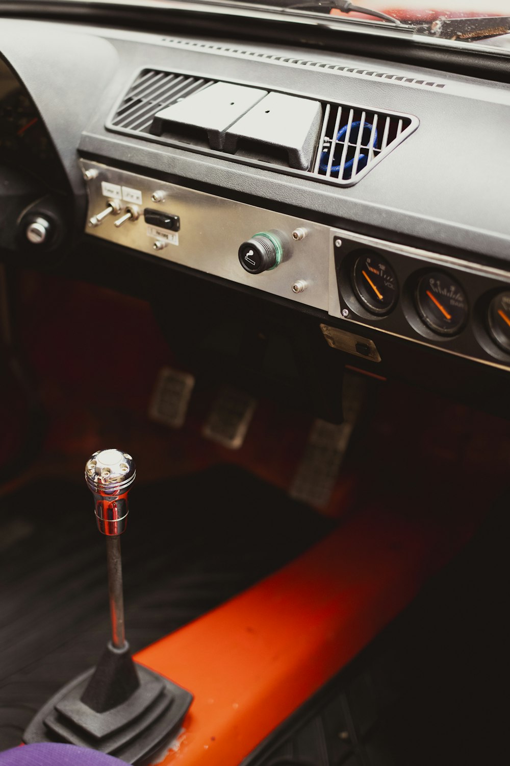 Eine Nahaufnahme eines Auto-Armaturenbretts mit einem Radio