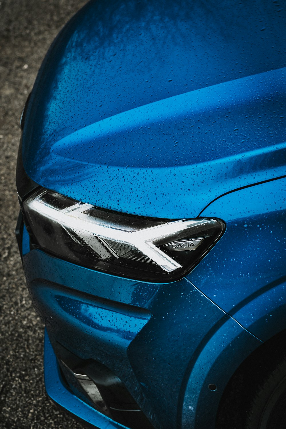 um close up da frente de um carro azul
