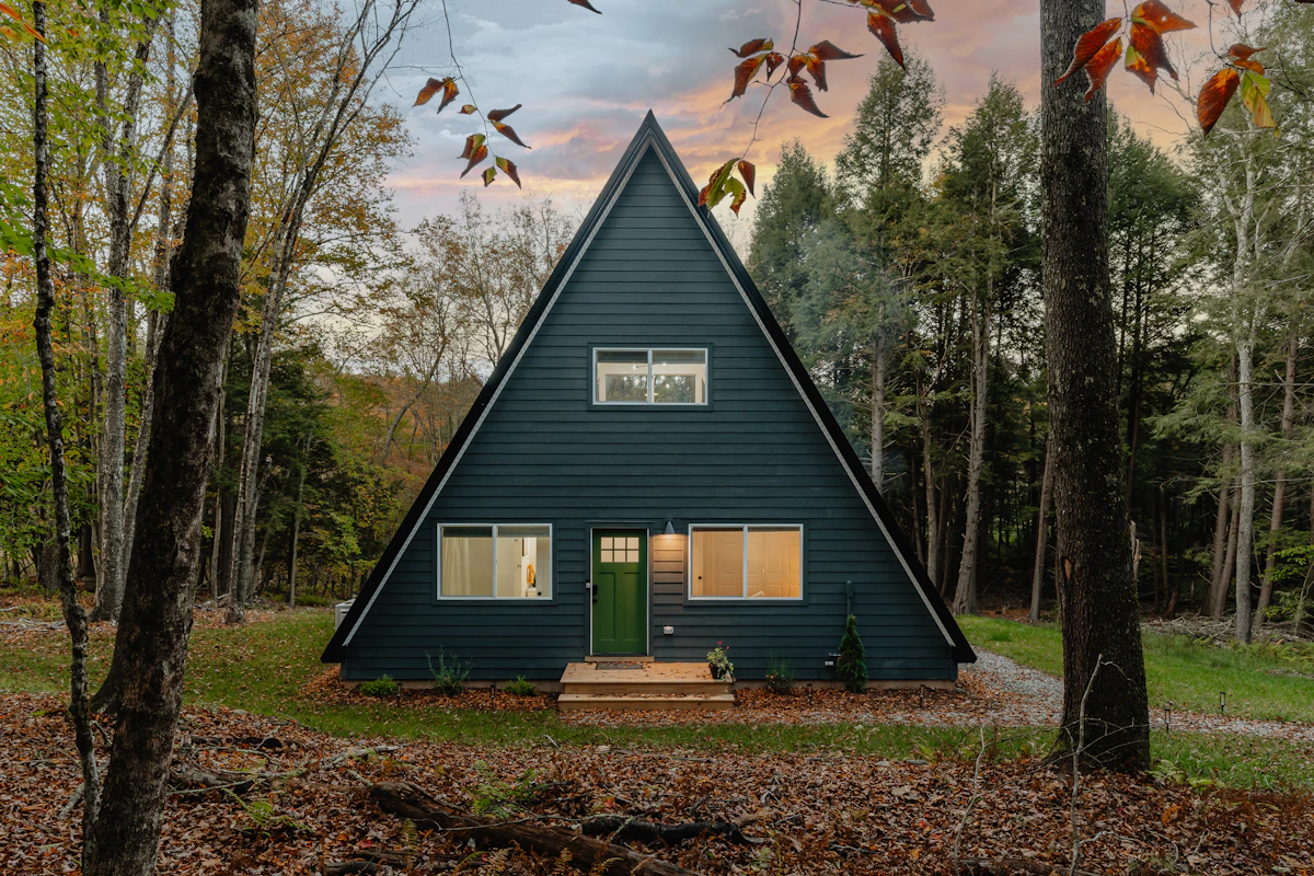 Cabane en A dans un cadre naturel — photographie d’ambiance