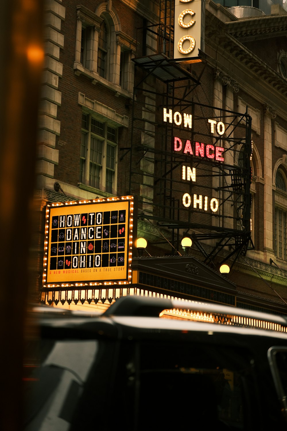 Un edificio con un letrero que dice cómo bailar en Chicago